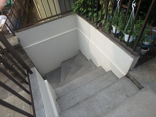 手すりが設置される前の階段