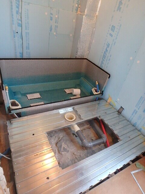 浴槽設置前の配管作業