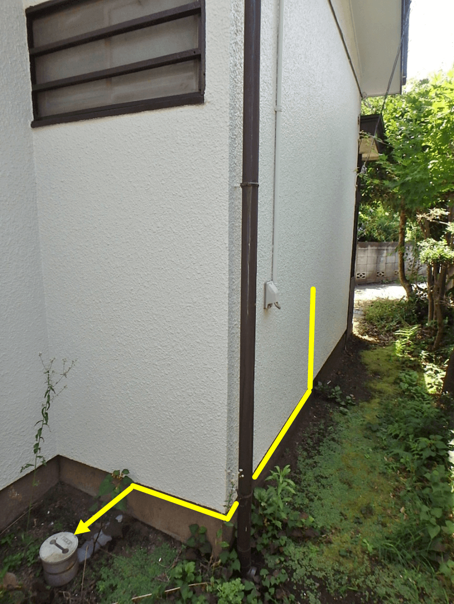 排水を外壁下部を露出配管する