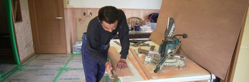 内装工事の木材を切る大工