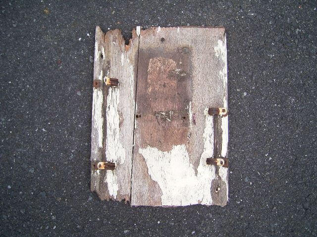 傷んだ木製の板