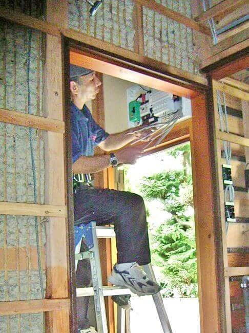 新規分電盤の取り付け作業