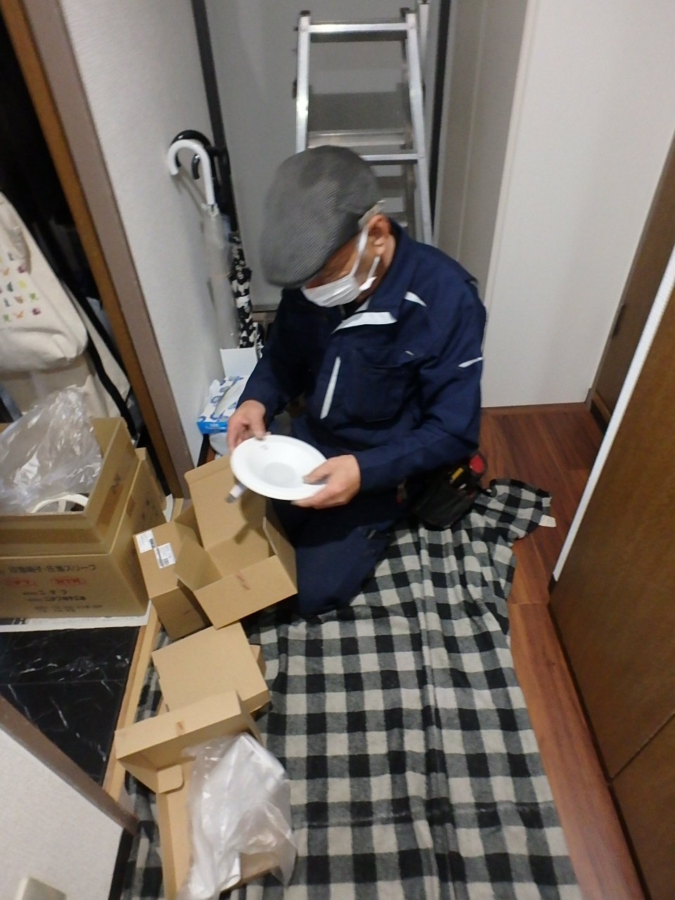 ダウンライトホールカバー（調節プレート）にLEDダウンライトが組み込まれたところ