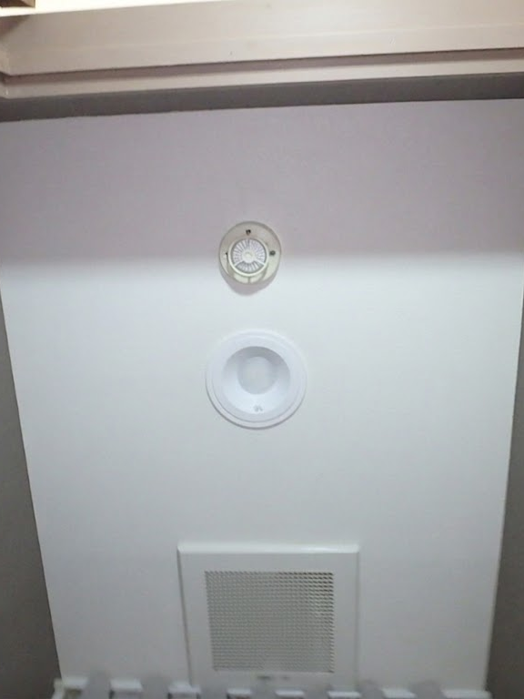 コークボンド補修を施し、クロスが貼られていない粗が目立たなくなったトイレの新しいLEDダウンライト（リフォーム後）