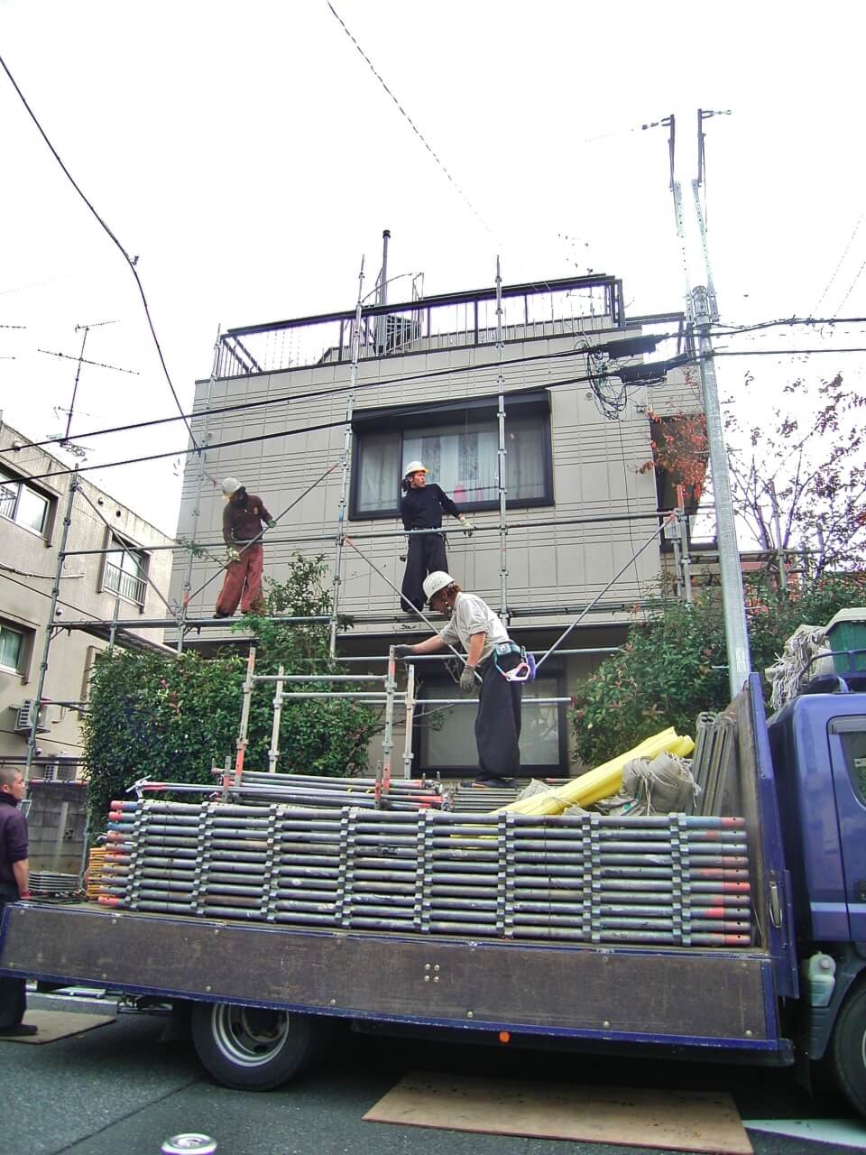 足場を組立る