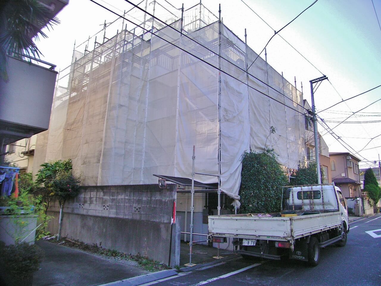 シートまで張り終えた足場