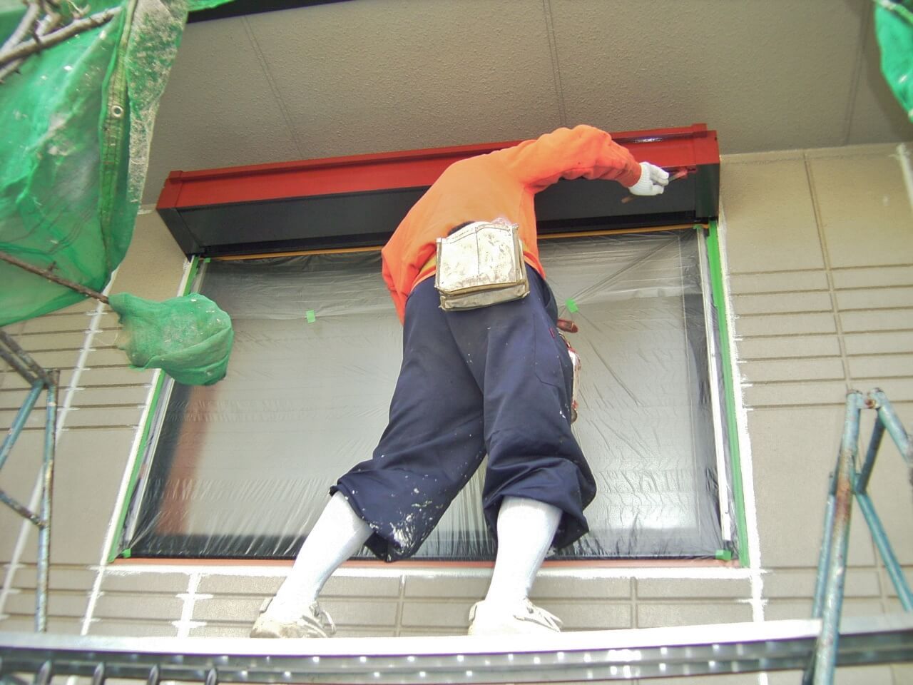 塩ビ鋼板の下塗り作業