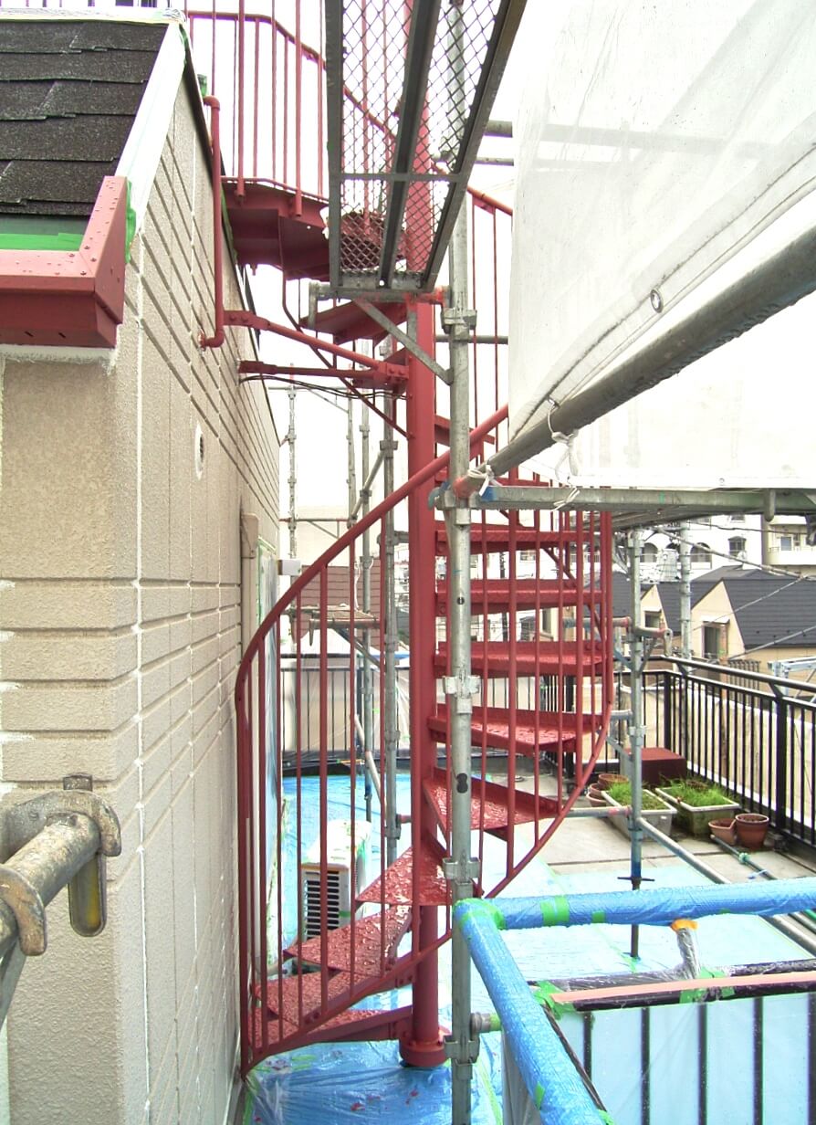 錆止めを塗った螺旋階段