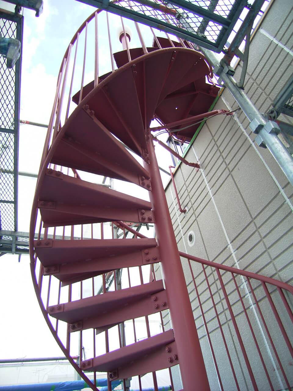 錆止めを塗った螺旋階段