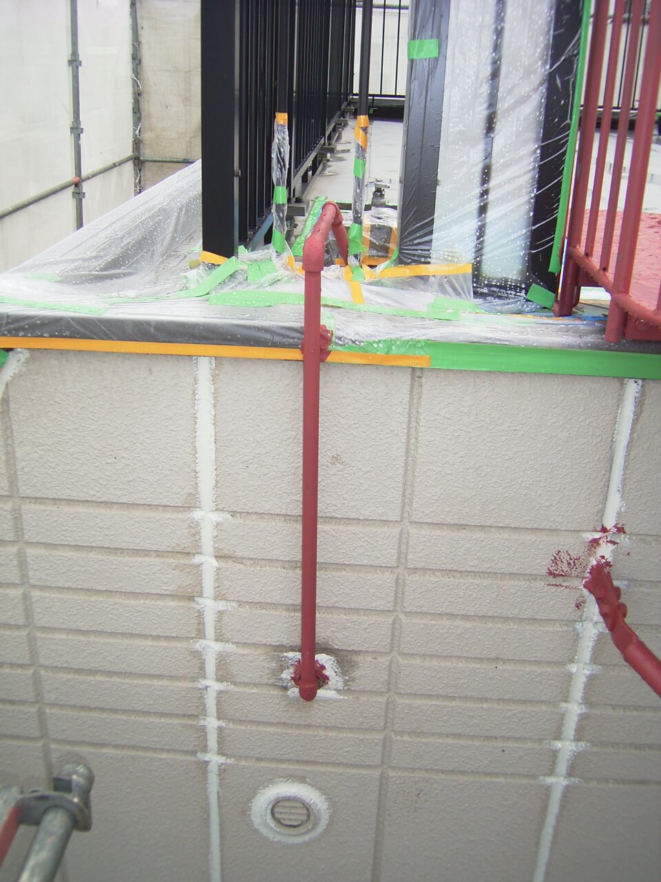 錆止めを塗った給水管