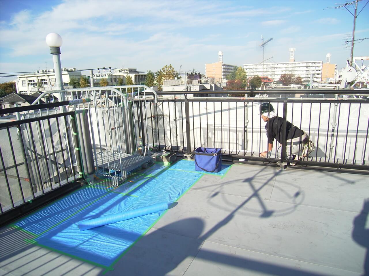 屋上のらせん階段周りの養生