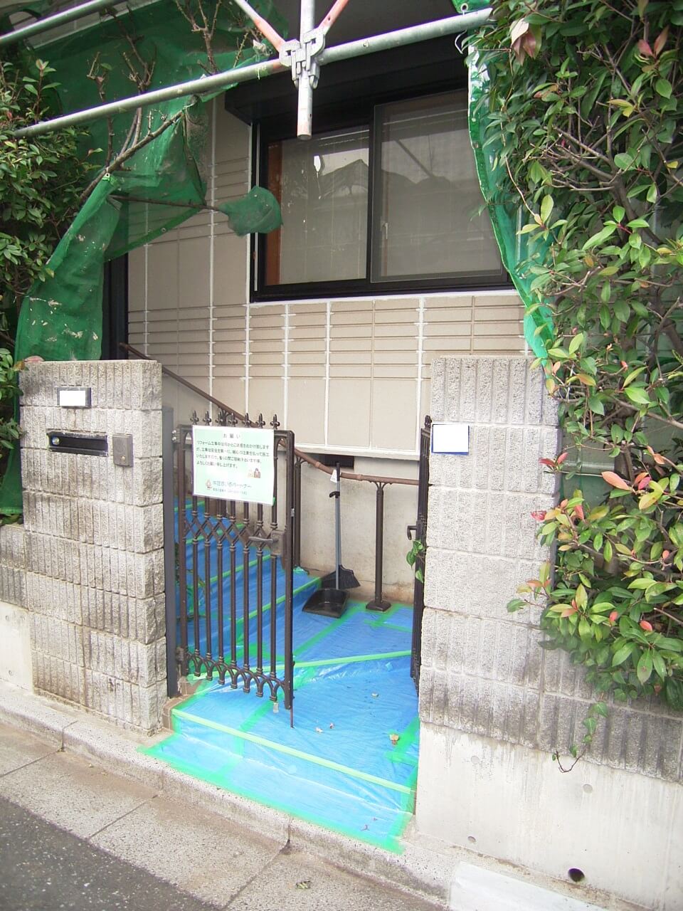 入口門まわりの養生