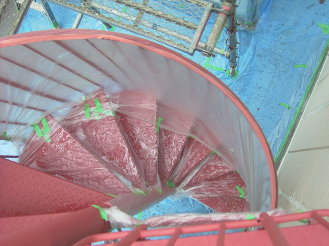 らせん階段の養生