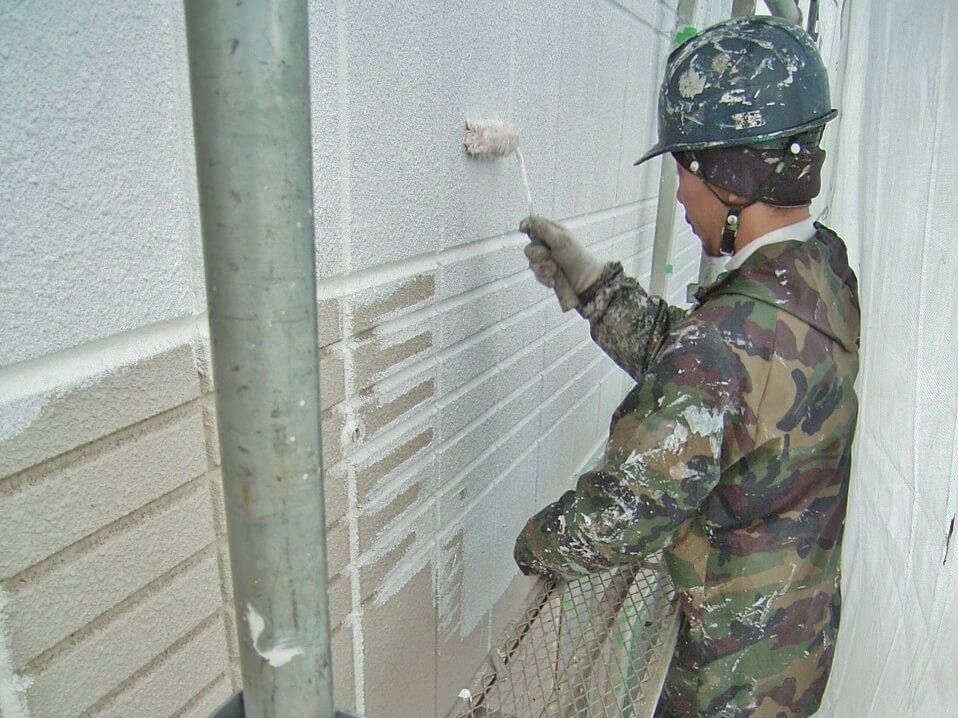 外壁の下塗り作業