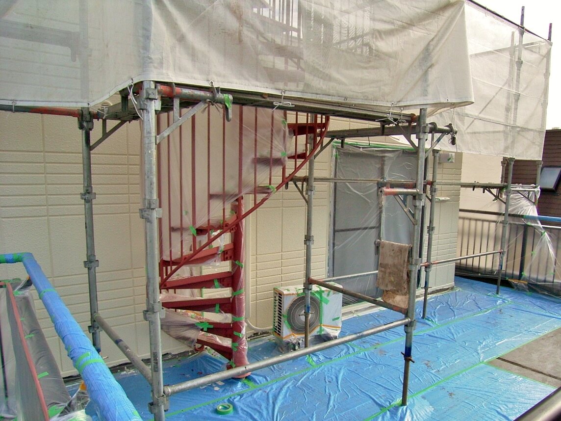 らせん階段周りの壁の中塗り後