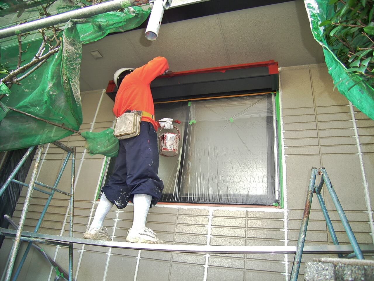 シャッターボックス下塗り作業