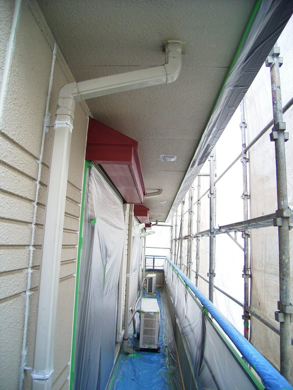 支持金物は白い錆止めで下塗り