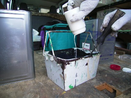 仕上げ塗材にオリジナル防藻・防苔剤を配合する