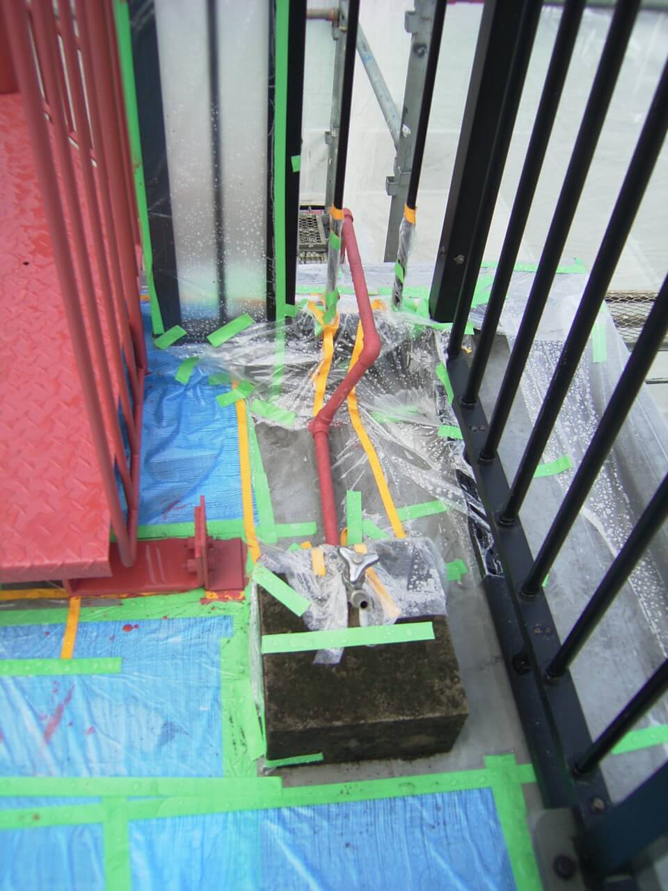 錆止めを塗った配管