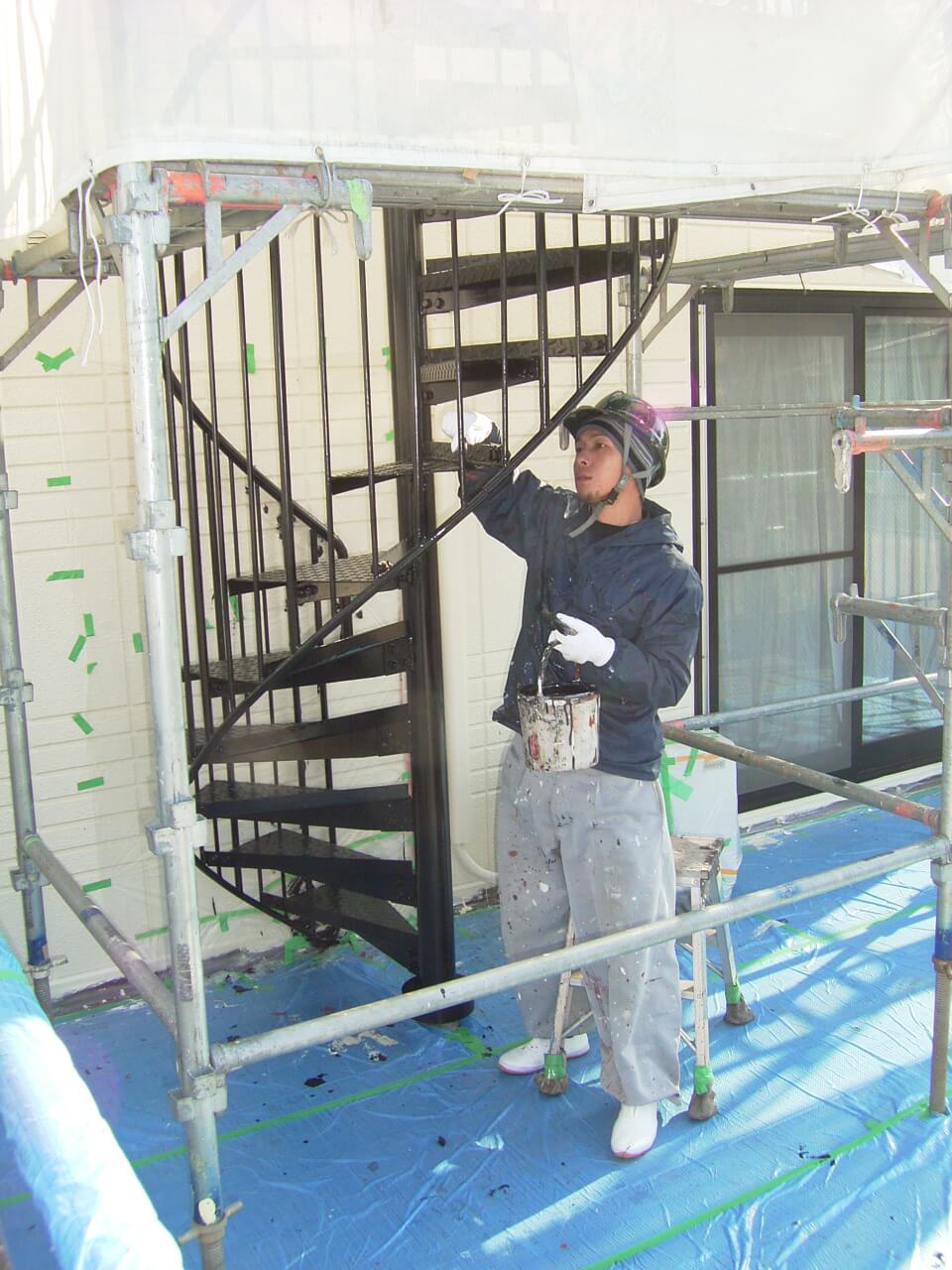 らせん階段の上塗り