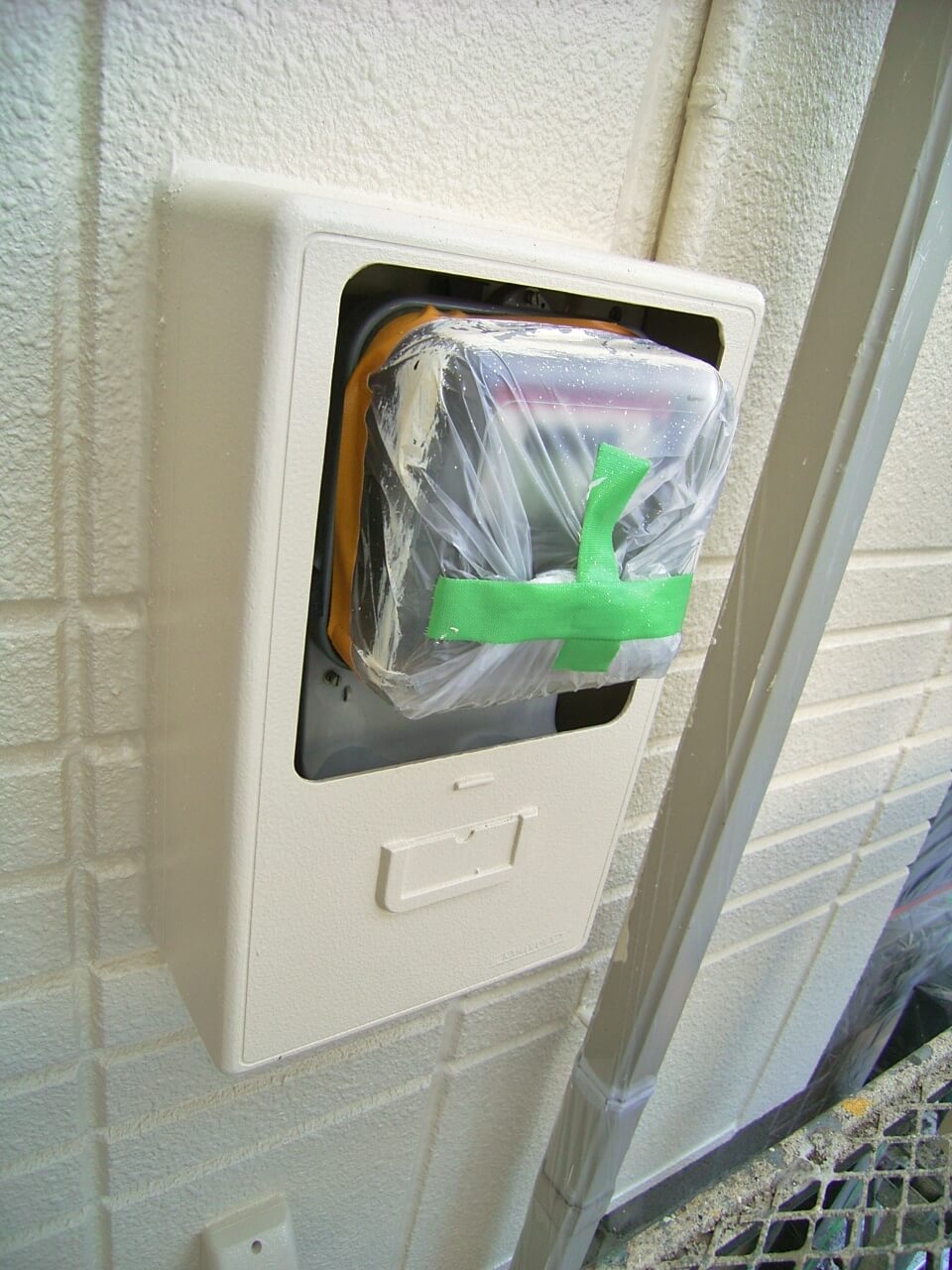 塗装後の電気メーターボックス