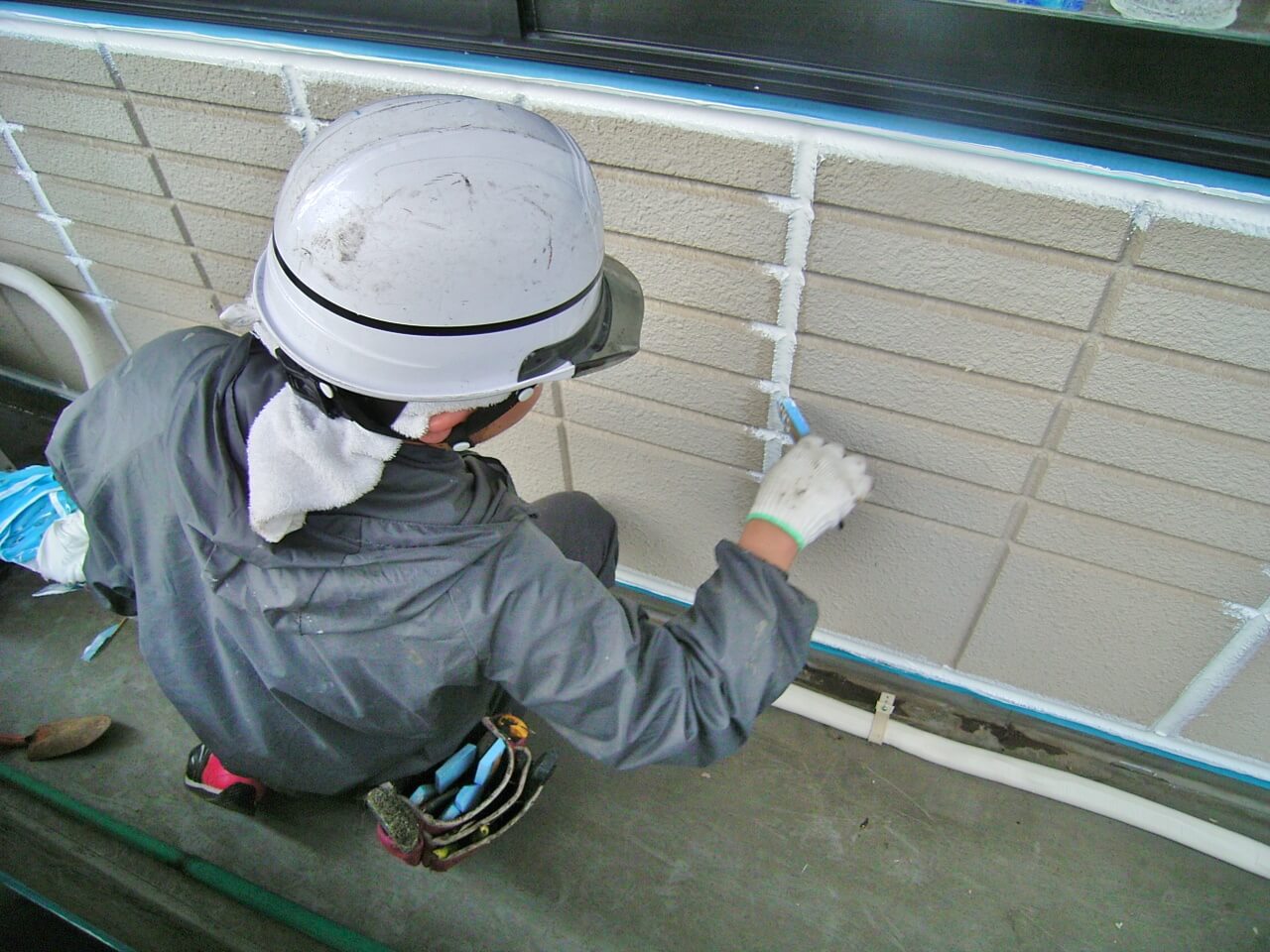 コーキングをヘラで均す