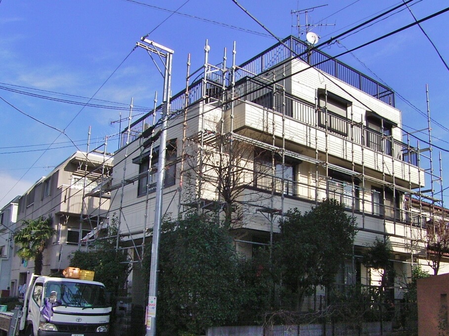 シートを剥がし終えた足場