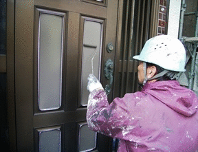 玄関ドアを塗装