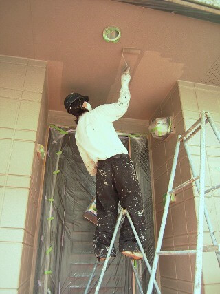 玄関まわりの上塗り作業