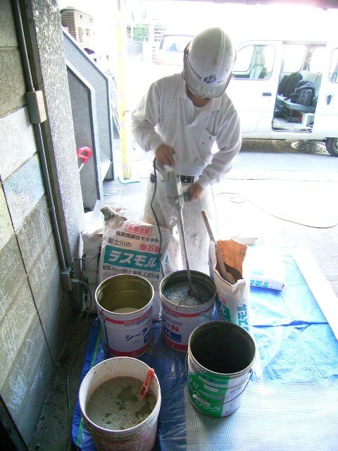 モルタル接着増強剤を配合して練りこむ