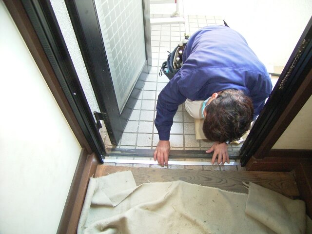 下レールを取り付け