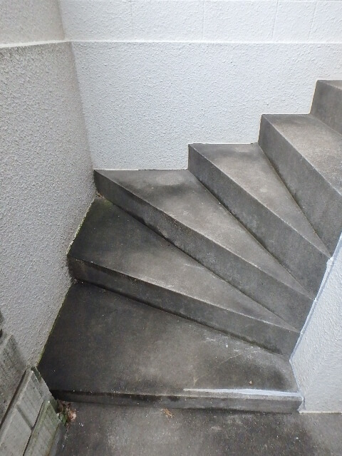 高圧洗浄前の階段