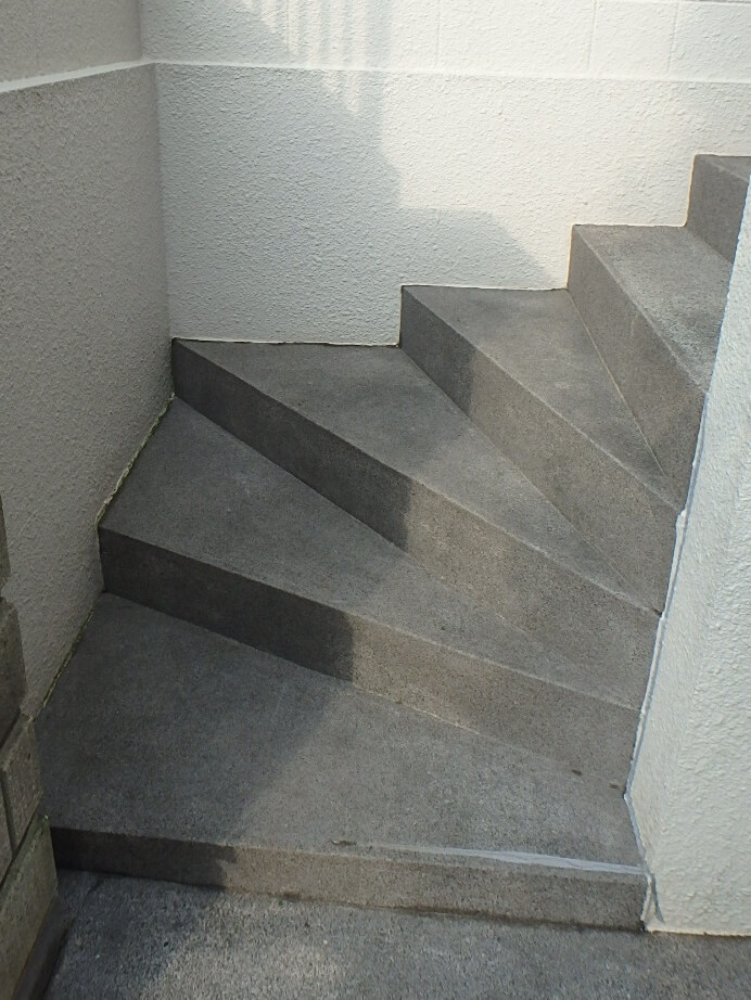 高圧洗浄後の階段