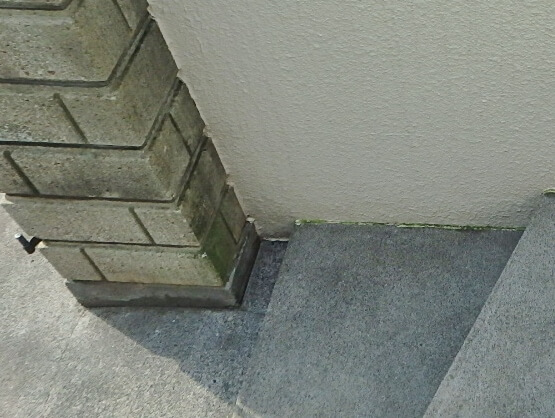 リフォーム前の門柱と階段との隙間