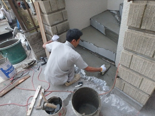 コンクリートを塗り付ける