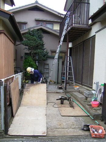 解体したバルコニーを仮置きするための養生
