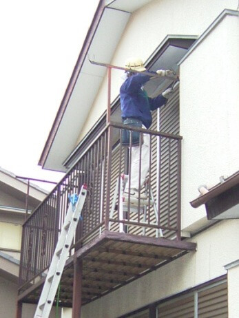 鉄骨バルコニーを少しずつ解体する