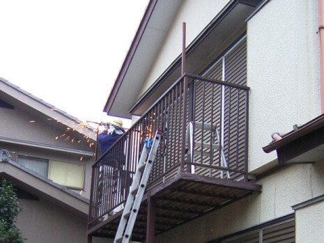 鉄骨バルコニーの反対の竿掛けを解体する