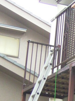 縦格子をロープで降ろす
