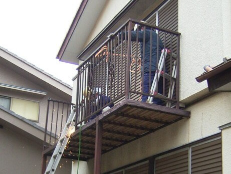 錆びたバルコニーの格子をはずす