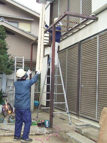 バルコニー床のデッキ材を解体