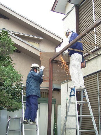 鉄の根太を切断する