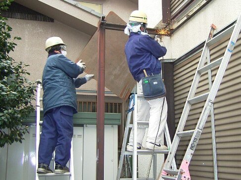 妻梁を切断する