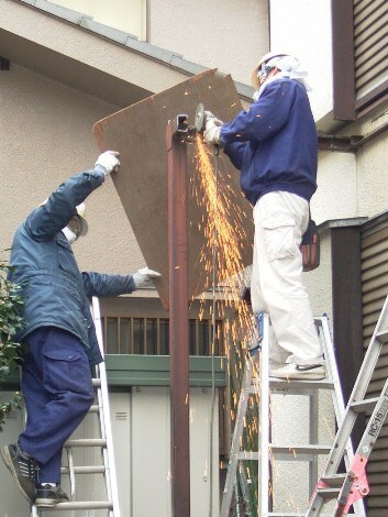 鉄材を切断する作業