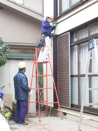 アルミバルコニーの根太掛けを固定する