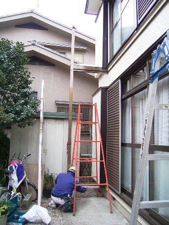 アルミバルコニーの柱を建てる