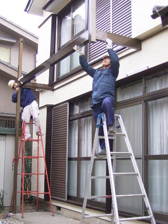 アルミバルコニーの桁を取り付ける
