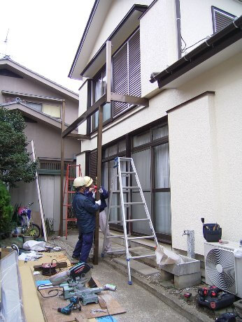 アルミバルコニーの設置作業