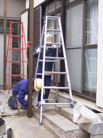 アルミバルコニーの柱の垂直に注意する