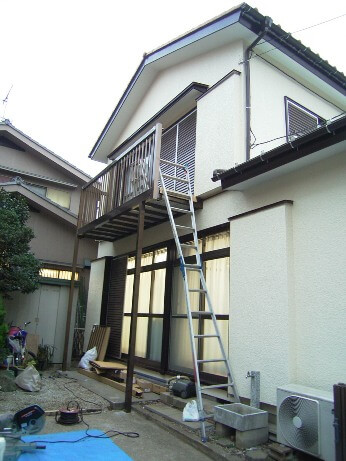 アルミバルコニーの床と縦格子